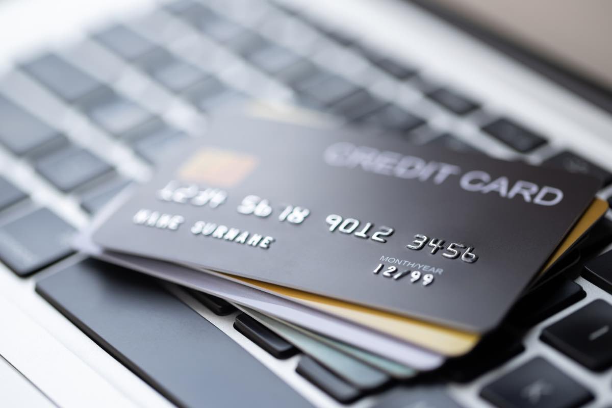 Carte di credito sparse sulla tastiera di un pc