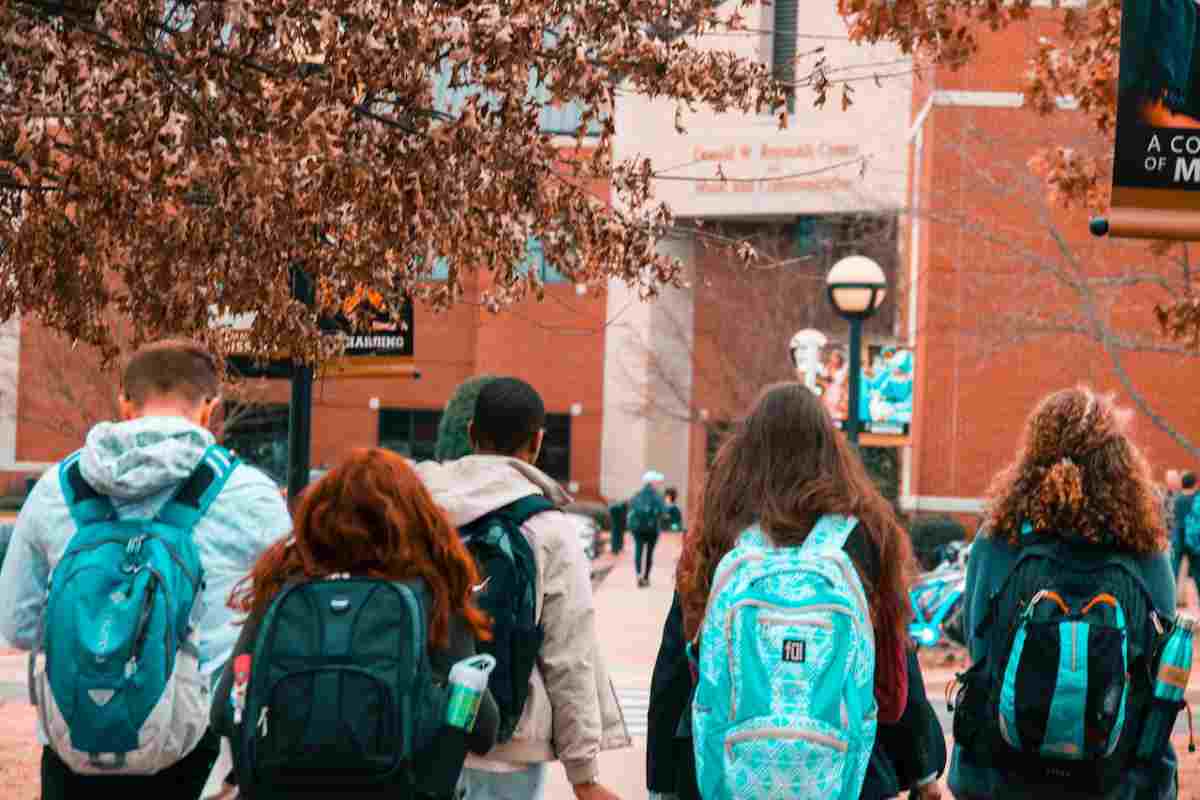 Studenti all'ingresso della scuola