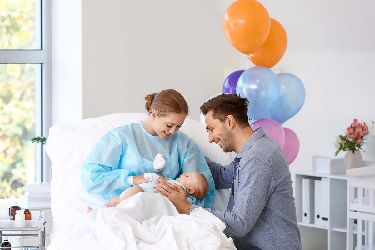 Una nuova nascita, mamma e papà guardano il nuovo nato