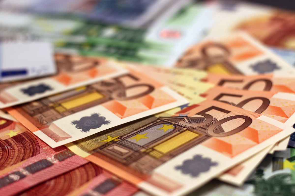 Tante banconote, soprattutto da 50 euro, sparse sopra una superficie