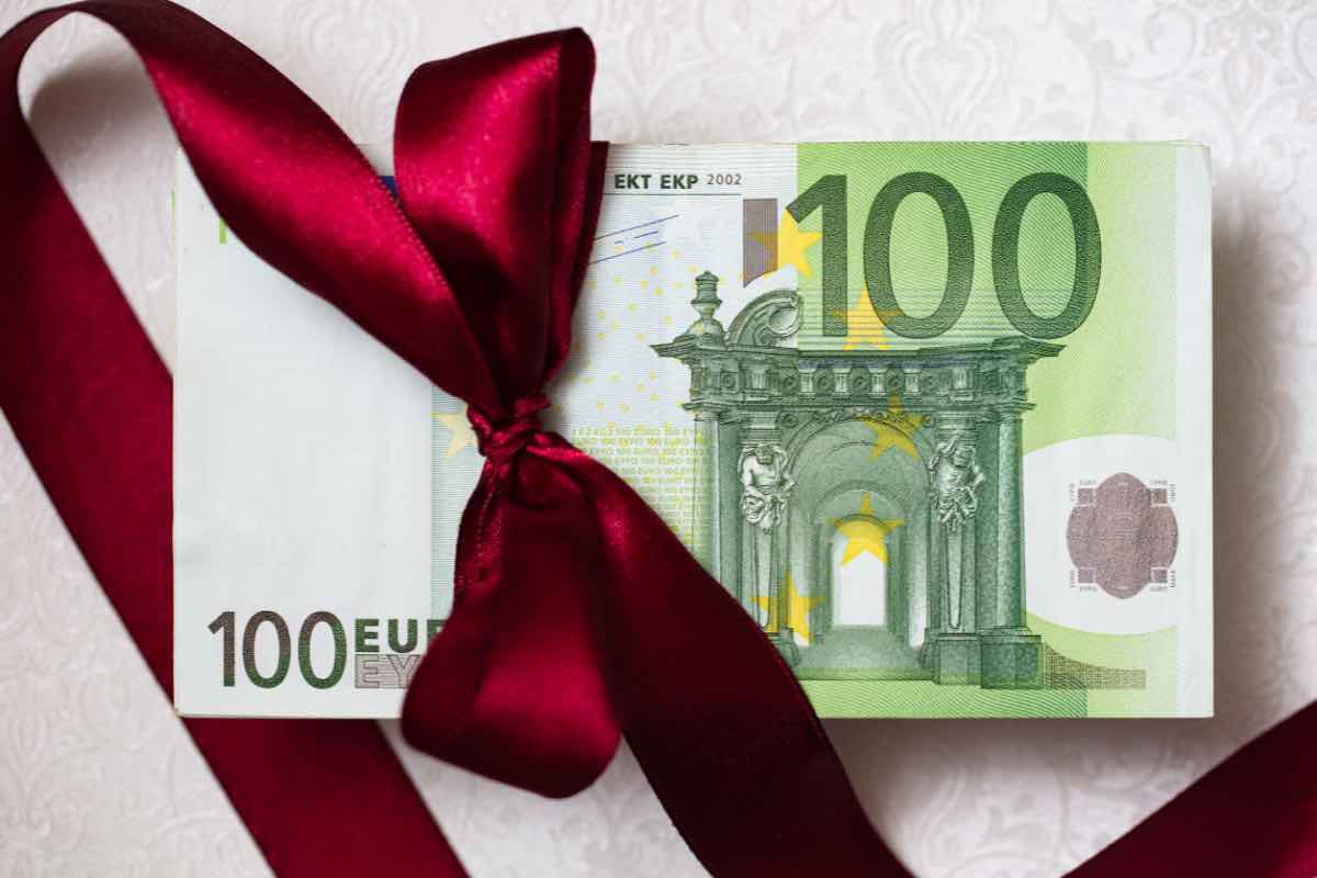 Una banconota da 100 euro incartata come regalo
