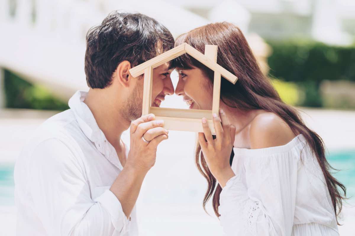 Una coppia tiene una casetta in legno