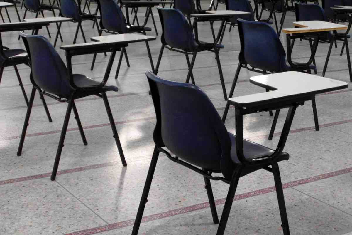 Primo piano di un'aula con sedie e banchi per svolgere l'esame