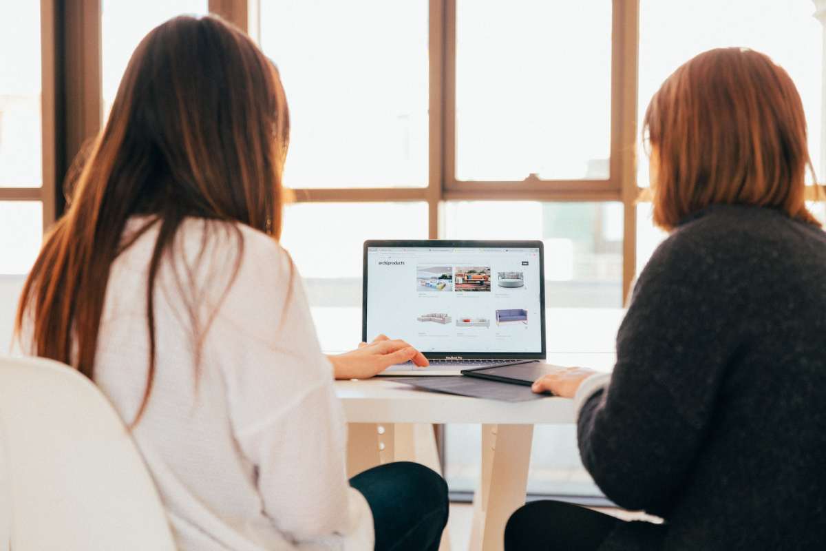 Donne al lavoro con il computer