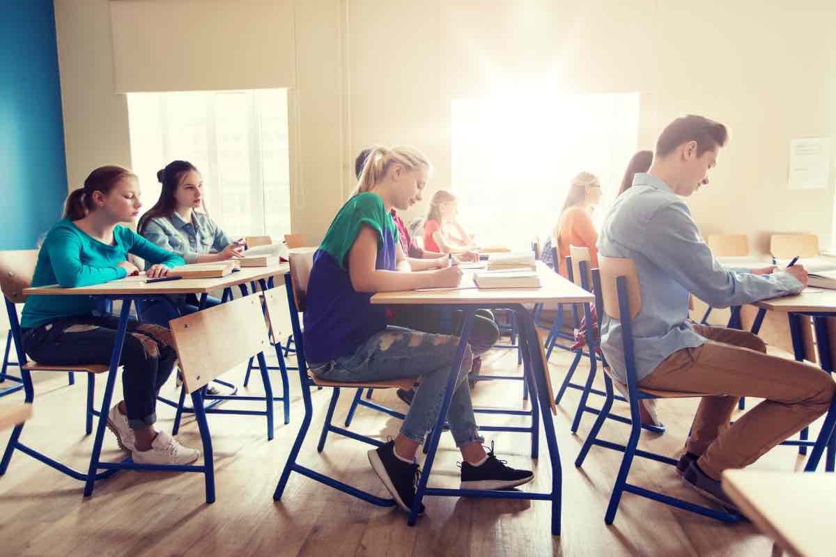 studenti delle superiori affrontano un esame