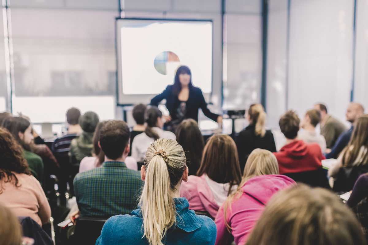 Una professoressa spiega all'università