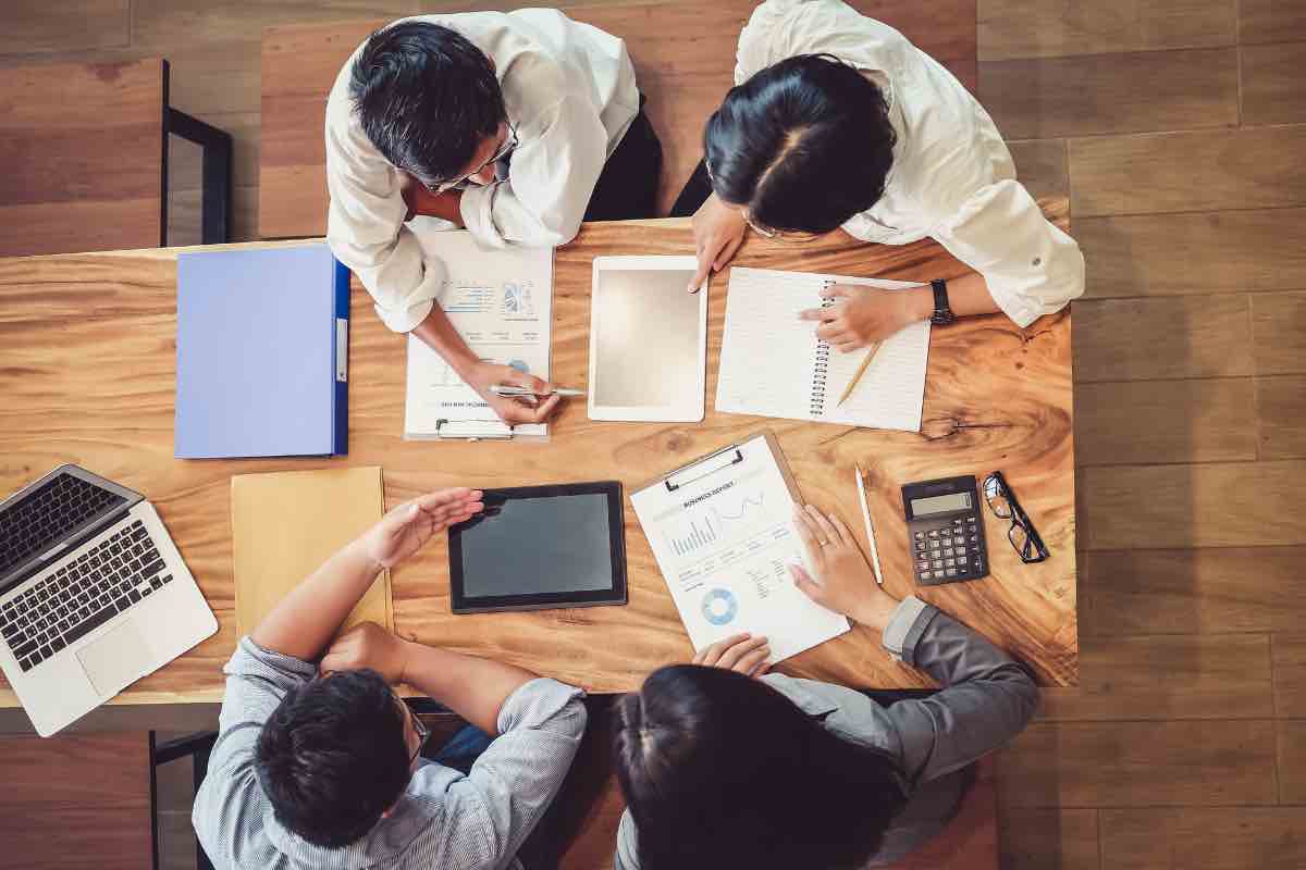 Un gruppo di persone durante un meeting