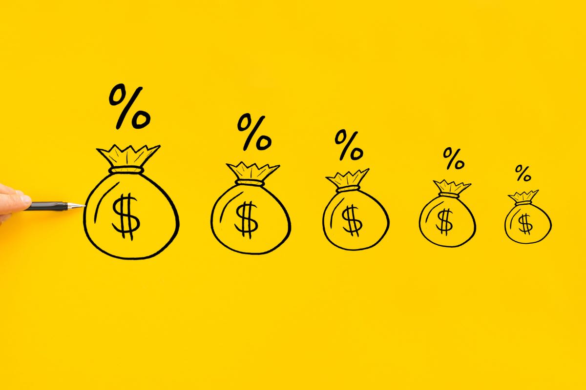 Tanti sacchettidisegnati che indicano l'aumento delle percentuali