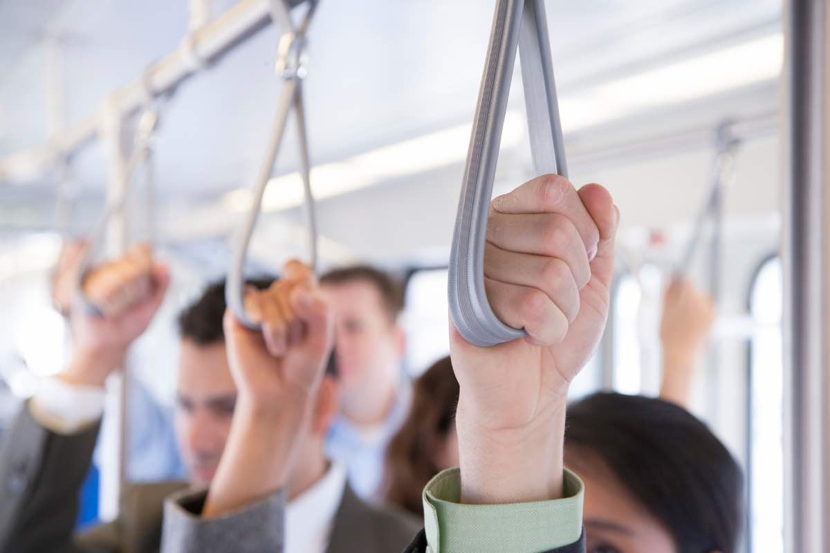 persone appese su di un autobus