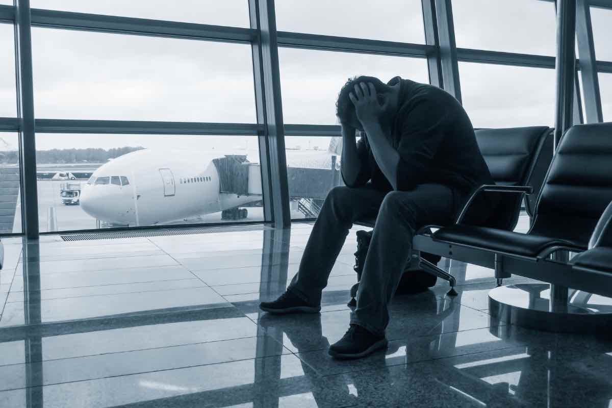 Uomo disperato in aeroporto in sala di attesa