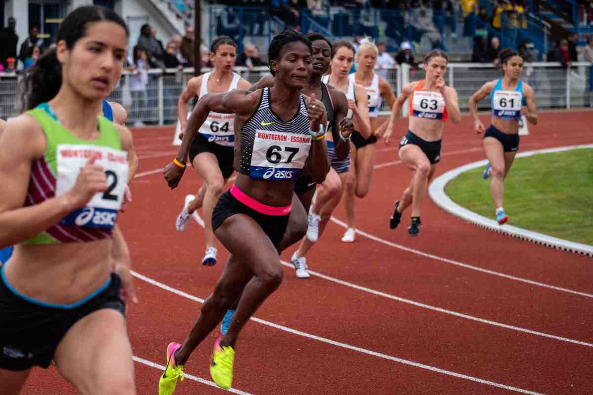 Gara di corsa su pista di atletica