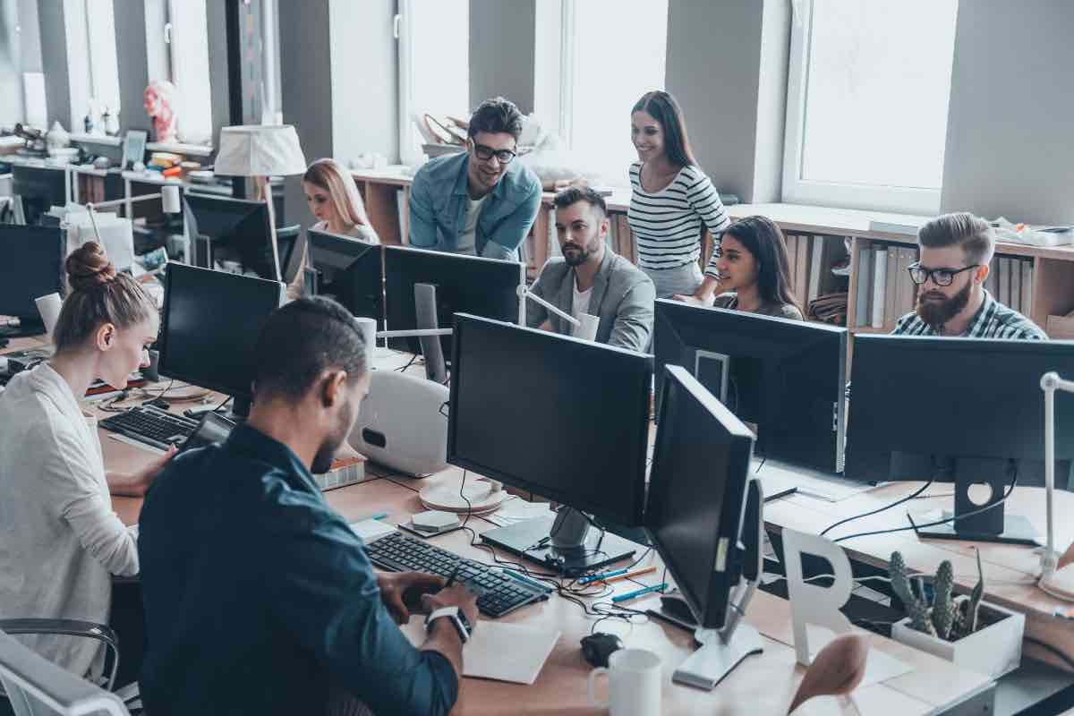 Un gruppo di dipendenti in una postazione di lavoro