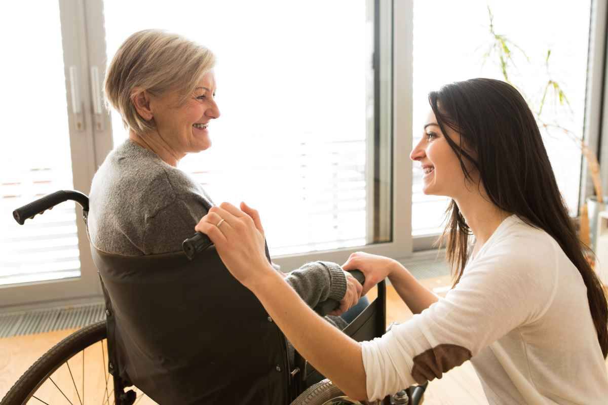 Aiuti alle famiglie per la cura degli anziani