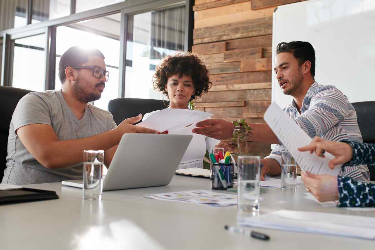 Un gruppo di persone al lavoro