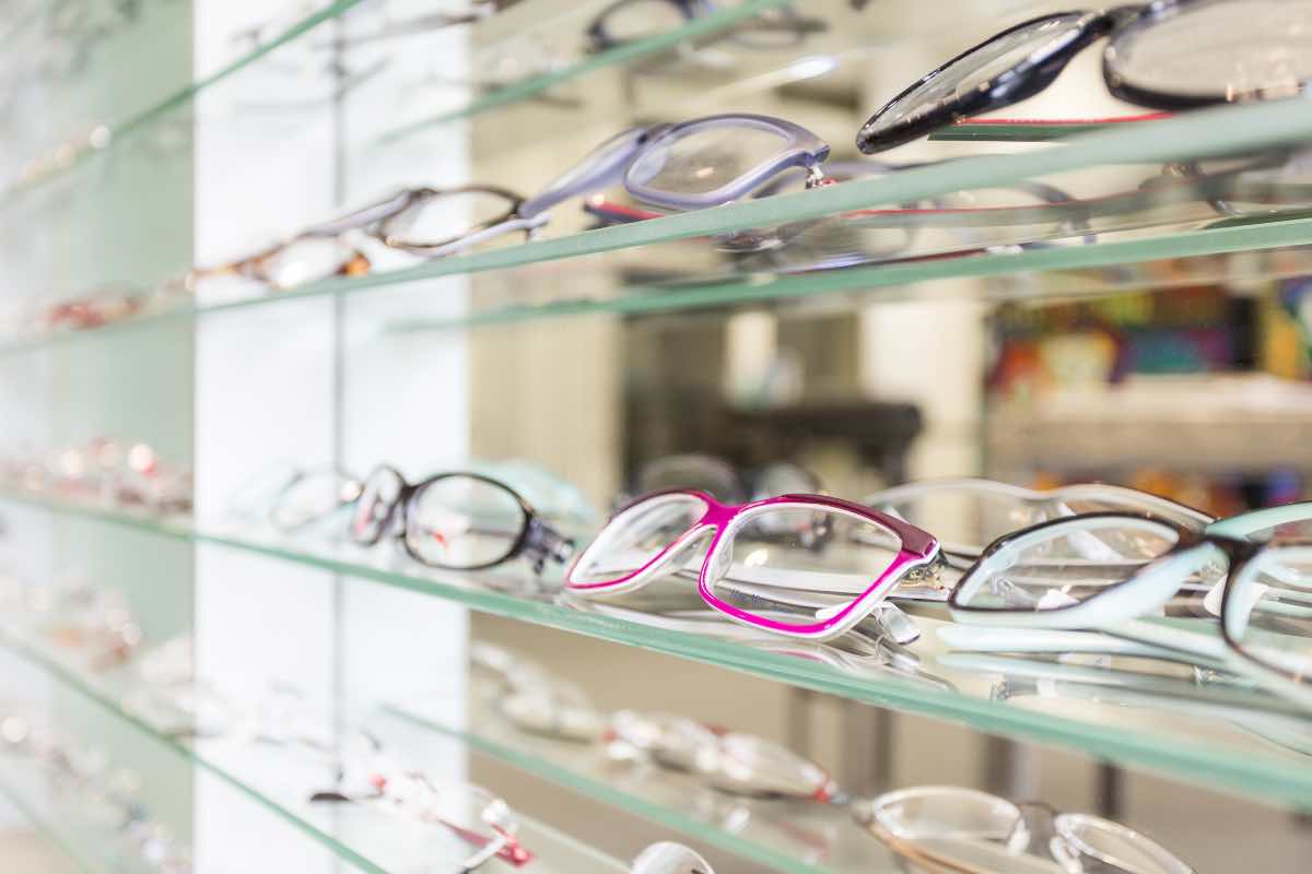 Una vetrina di occhiali da vista