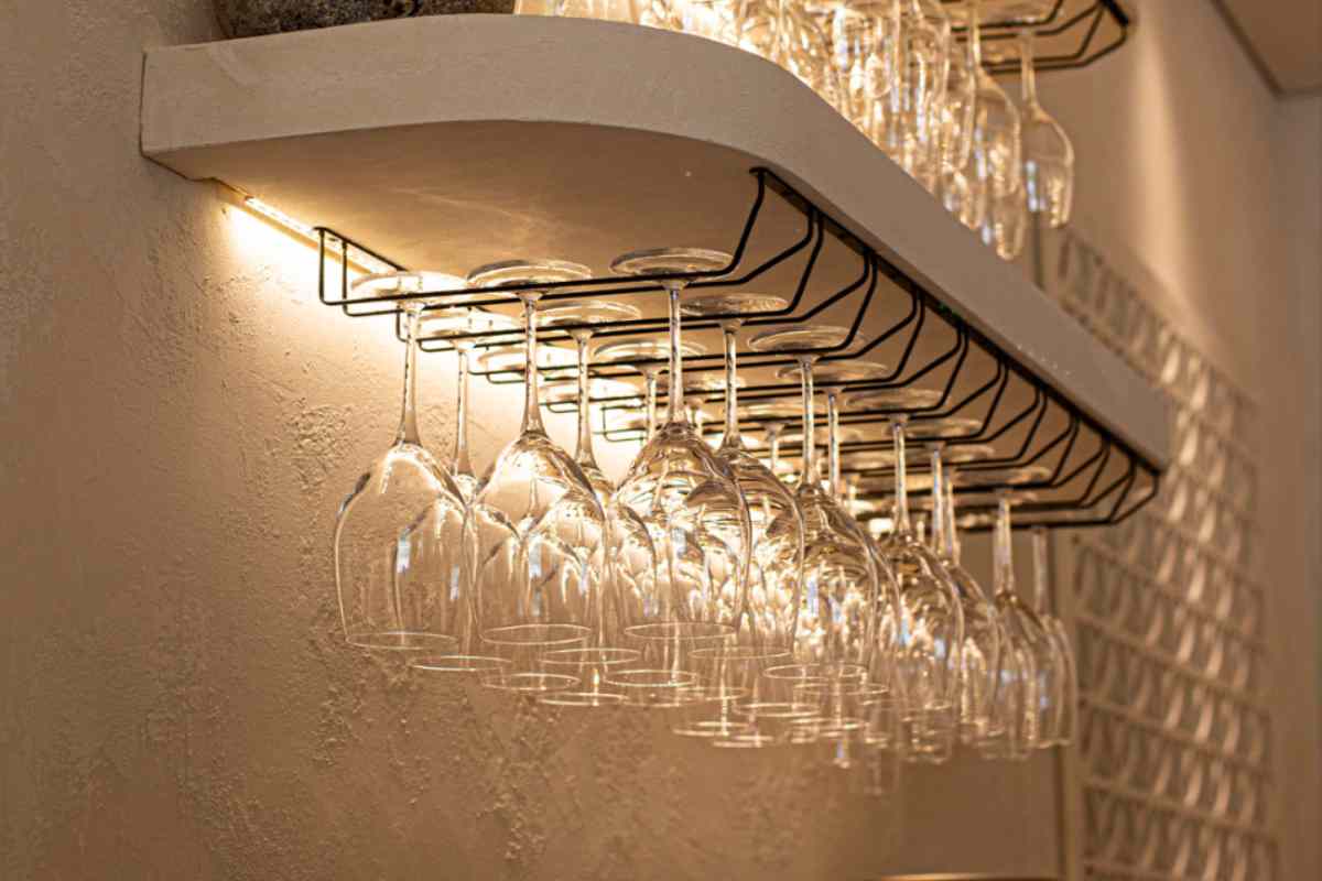 Mini bar e porta bicchieri per una casa di carattere