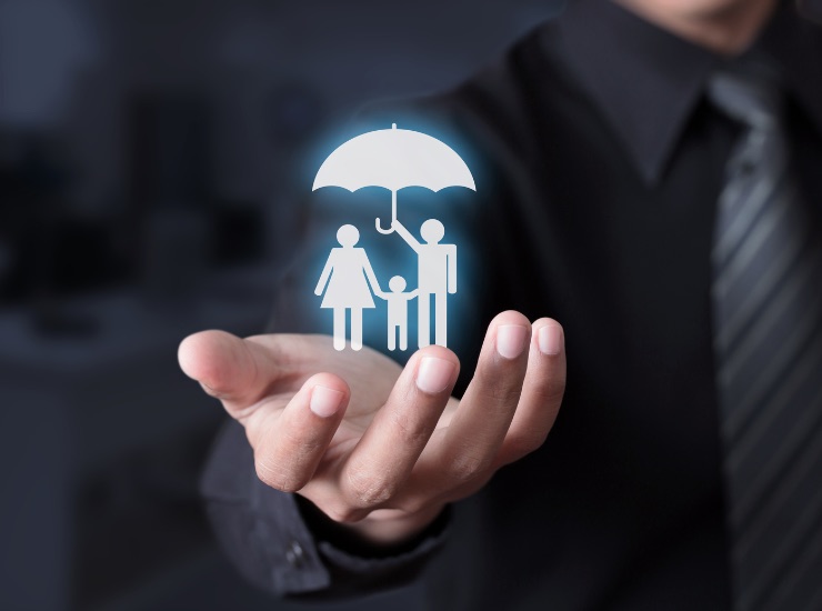 Una famiglia sotto la protezione di un ombrello