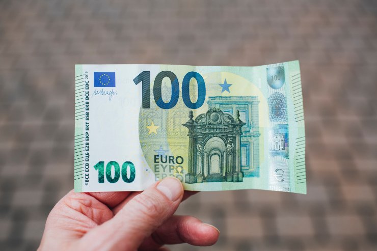 banconota di 100 euro per il bonus pensioni