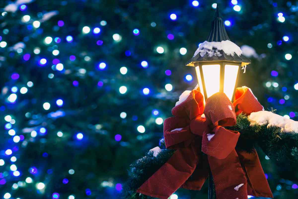 Lampione addobbato a festa per Natale