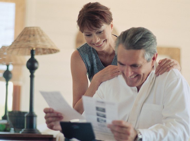 Una coppia sorridenti di pensionati