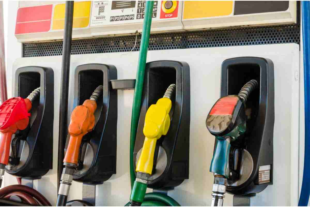 benzina fare rifornimento ora