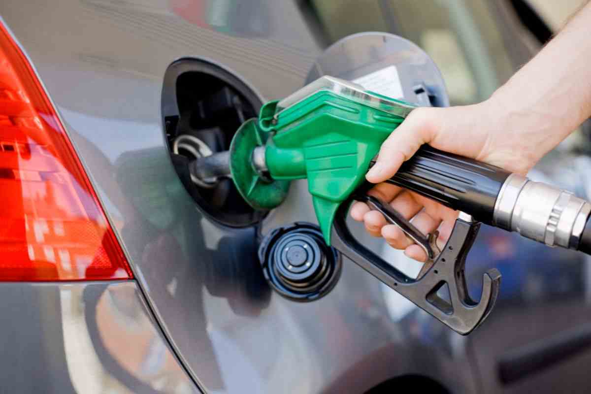 benzina fare rifornimento ora